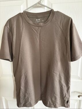 Hollister Men's Short Sleeve Crew T-Shirt in Taupe Brown